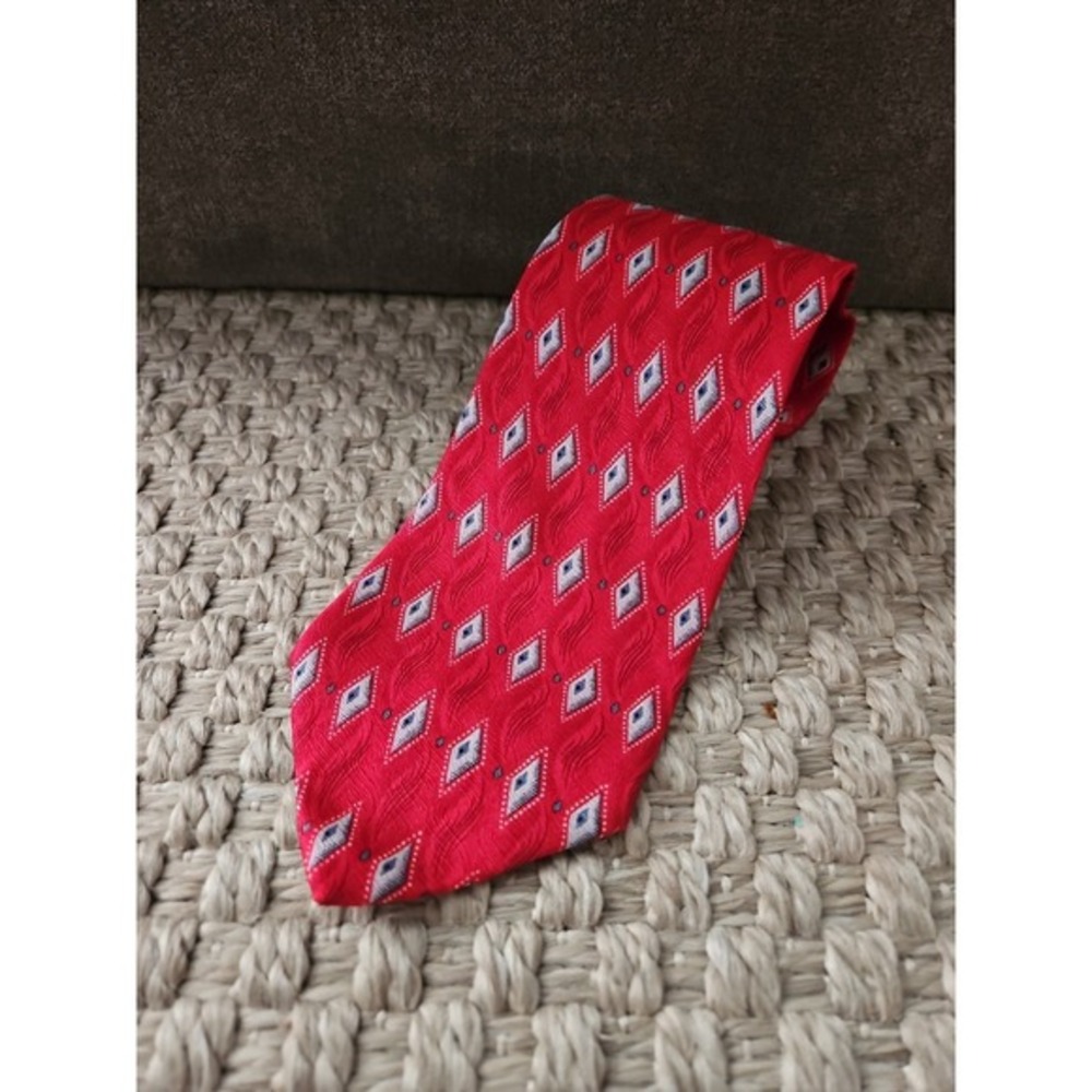 Roundtree & Yorke Men's Red Silk Tie – Blue Diamond Geometric Pattern